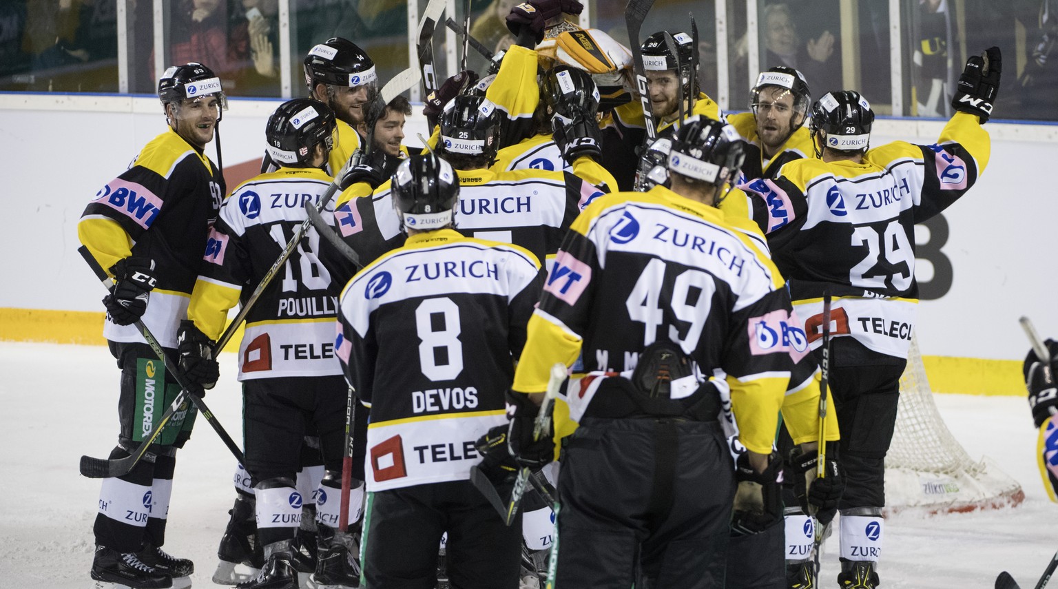 Ajoies Spieler jubeln, nach dem Swiss Ice Hockey Cup Viertelfinal zwischen dem HC Ajoie, Swiss League, und den SCL Tigers, National League, am Dienstag, 21. November 2017, in der Eishalle Pruntrut. (K ...