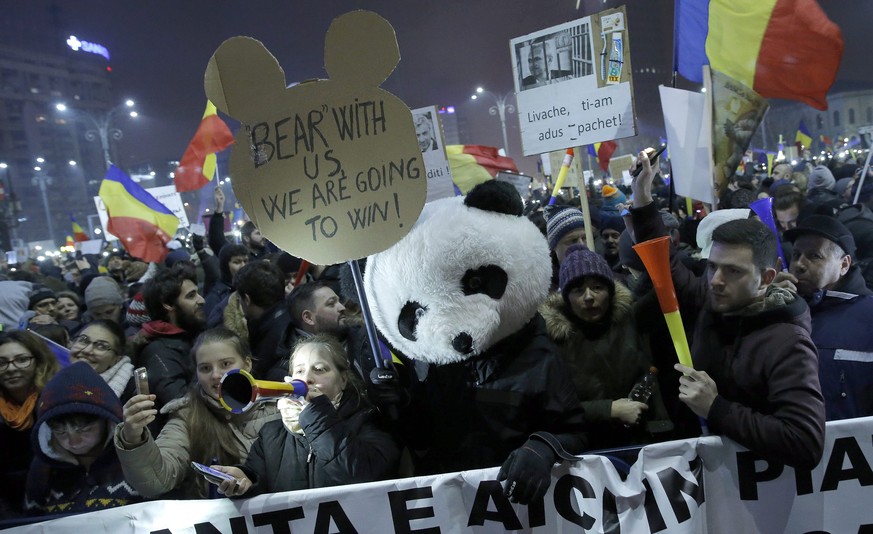 epa05773552 People protest in front of government headquarters in Bucharest, Romania, 05 February 2017. Following mass protests, Romania&#039;s government on 05 February repelled during an emergency s ...