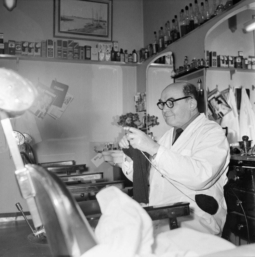 It&#039;s a small minority, but they exist - the knitting men of Switzerland, a photo reportage around 1965. (KEYSTONE/Str)

Es ist eine kleine Minderheit, aber es gibt sie - die strickenden Maenner d ...
