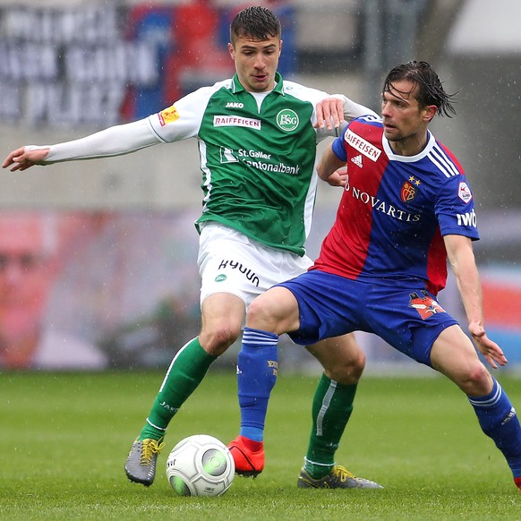 St. Gallen&#039;s Leonidas Stergiou, links, im Kampf um den Ball gegen den Basler Valentin Stocker, rechts, am Sonntag, 28. April 2019, beim Fussball Super-League Spiel zwischen dem FC St. Gallen gege ...