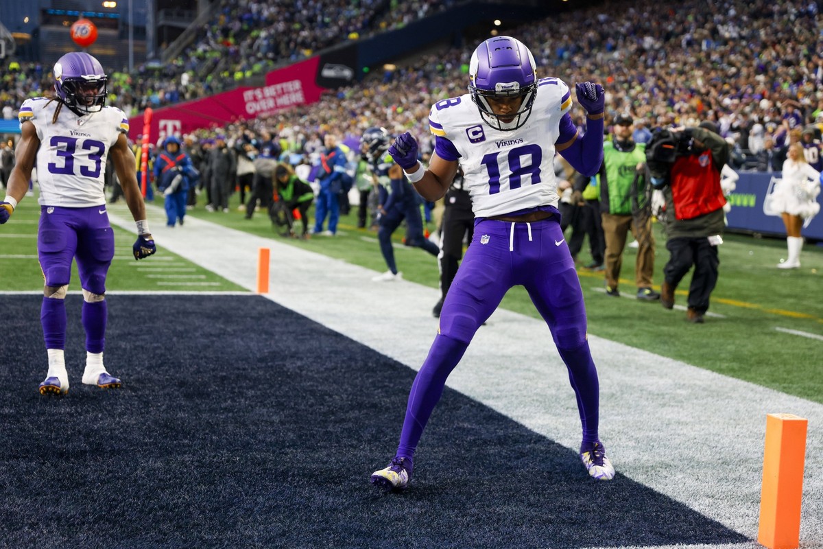 NFL, American Football Herren, USA Minnesota Vikings at Seattle Seahawks Dec 22, 2024 Seattle, Washington, USA Minnesota Vikings wide receiver Justin Jefferson 18 celebrates after catching a touchdown ...