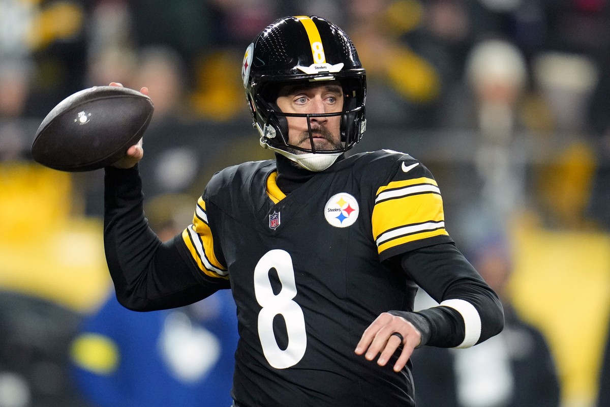 Pittsburgh Steelers quarterback Aaron Rodgers looks to throw during the first half of an NFL football game against the Baltimore Ravens, Sunday, Jan. 4, 2026, in Pittsburgh. (AP Photo/Gene J. Puskar)
 ...
