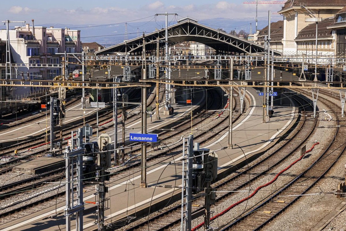 La gare CFF de Lausanne est photographiee sans trains a l'occasion du week-end de travaux pour la mise en place du nouvel enclenchement, ce samedi 20 mars 2021 a Lausanne. (KEYSTONE/Valentin Flau ...