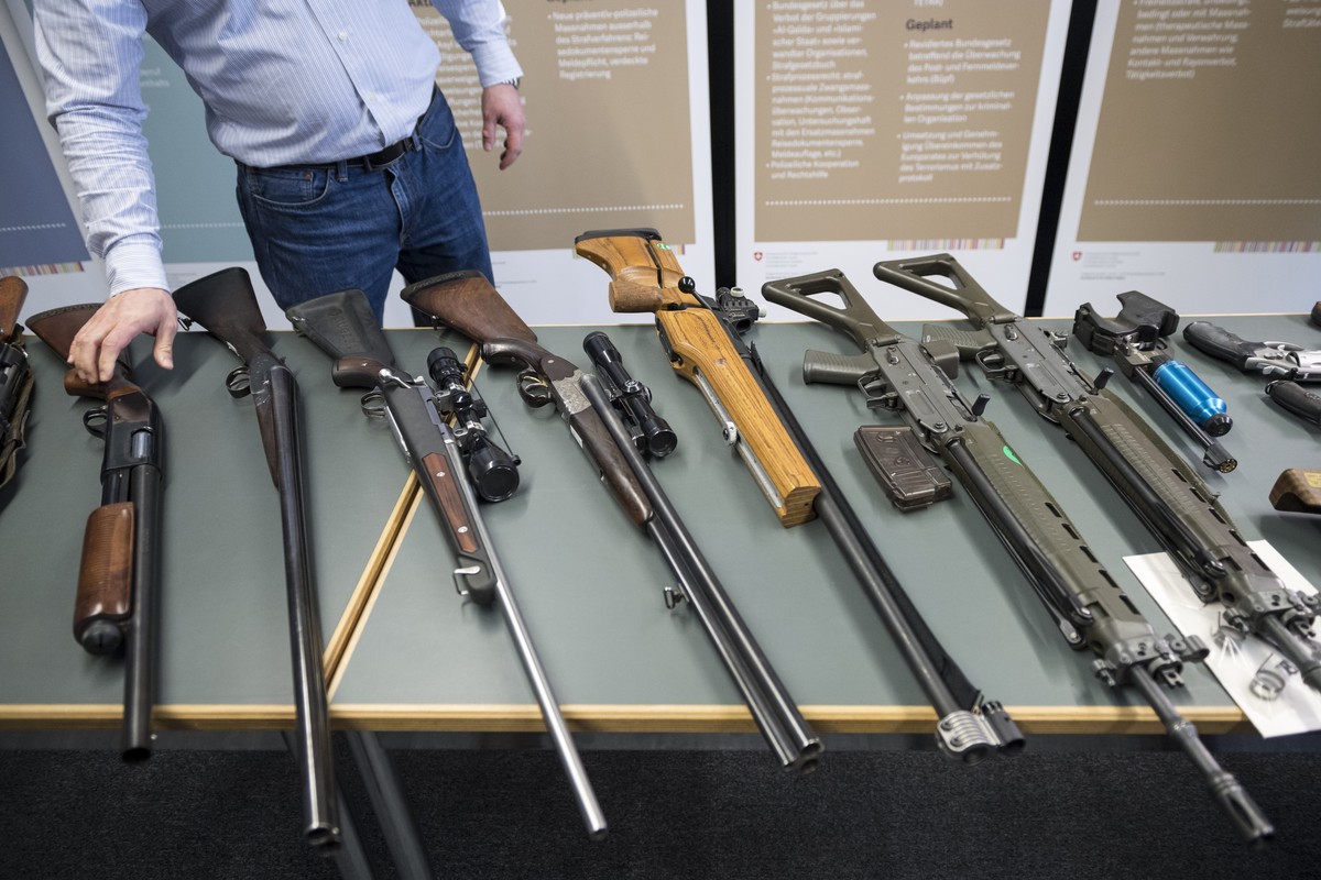 Ein Spezialist der Zentralstelle am technischen Seminar "Waffen"gibt an, welche Schusswaffen unter die Revision des Schweizer Waffenrechts fallen, am Dienstag, 22. Januar 2019, im fedpol in  ...