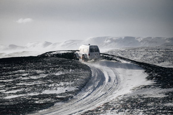 Mit dem Super Jeep geht es durch Nordislands spektakuläre Winterlandschaften zum Dettifoss