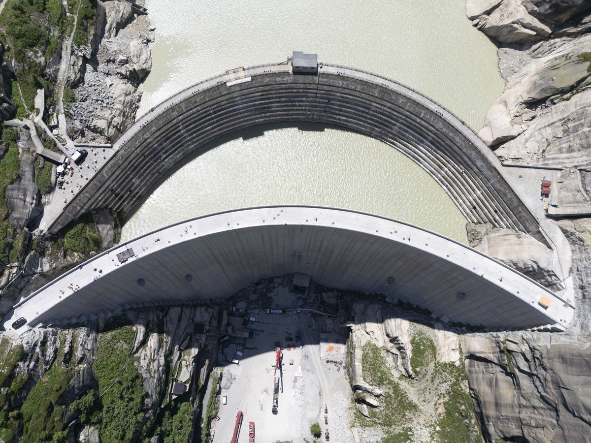 Die neue und die alte Staumauer Spitallamm, aufgenommen am Tag der offiziellen Eroeffnung der neuen Staumauer der Kraftwerke Oberhasli (KWO), fotografiert am Freitag, 20. Juni 2025 in Guttannen. Die K ...