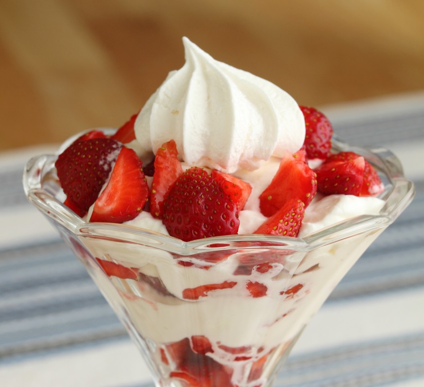 eton mess dessert erdbeeren meringues rahm schlagrahm essen food süss england grossbritannien