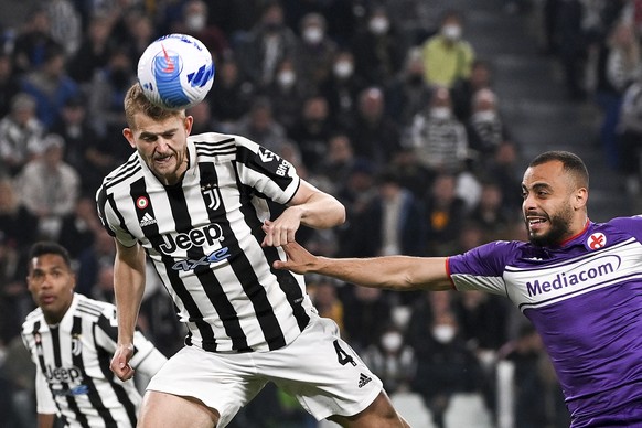 Juventus&#039; Matthijs de Ligt, left, and Fiorentina&#039;s Arthur Cabral battle for the ball during the Italian Cup semifinal soccer match between Juventus and ACF Fiorentina at the Allianz Stadium  ...