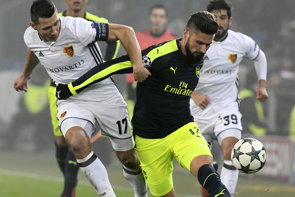 epa05663182 Basel's Marek Suchy, left, fights for the ball against Arsenal's Olivier Giroud, right, during an UEFA Champions League Group stage Group A soccer match between FC Basel 1893 and ...
