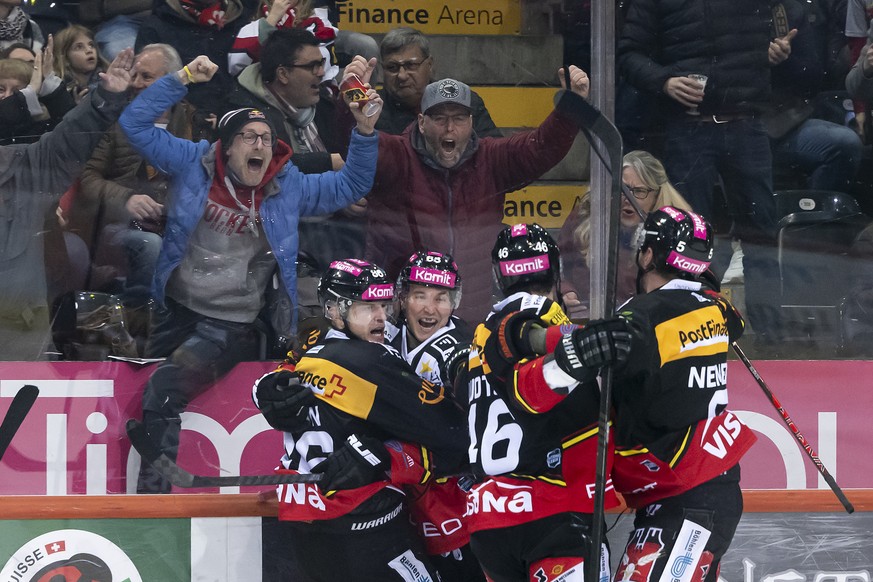 Berns Joel Vermin, unte-links, jubelt nach seinem Tor zum 3-1 mit seinem Teamkollegen Berns Ramon Untersander, Berns Joona Luoto, und Berns Patrick Nemeth, von links, beim Eishockey Meisterschaftsspie ...