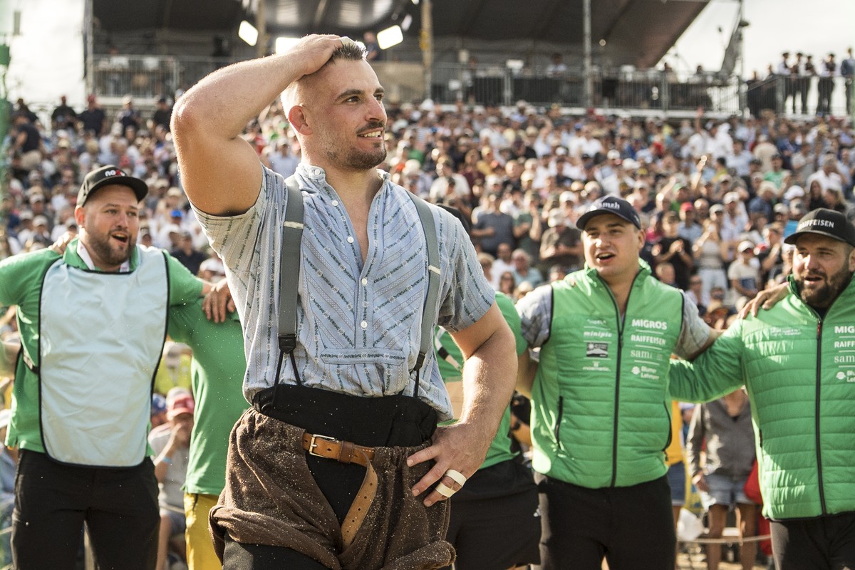 Samuel Giger jubelt mit seinen Teamkollegen aus dem Nordostschweizer Teilverband nach dem gewonnenem Schlussgang gegen Marcel Bieri, am Kilchberger Schwinget 2026 in Kilchberg, Kanton Zuerich, am Sams ...