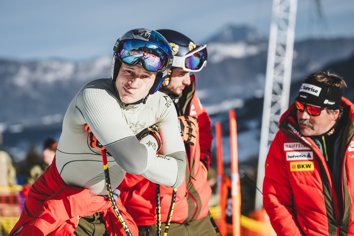 ABD0094_20250125 - KITZB�HEL - �STERREICH: v.l. Marco Odermatt (SUI), Justin Murisier (SUI), Thomas Stauffer (Cheftrainer Schweizer Skiteam) w�hrend der Besichtigung f�r die Abfahrt der M�nner am Sams ...