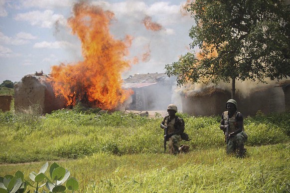 Soldaten bei einem Boko-Haram-Camp.