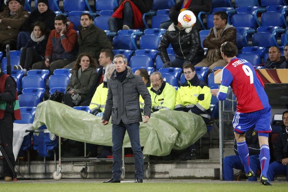 Damals noch Gegner, heute Mitstreiter: Paulo Sousa, hier noch mit Maccabi Tel Aviv zu Gast bei Basel, beobachtet Marco Strellers Kopfball.