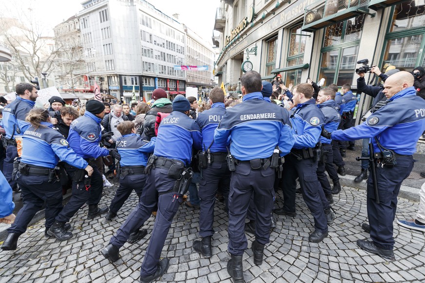 Des policiers bloquent des personnes qui manifestent dans les rues de Lausanne lors d&#039;une action de bloquage d&#039; Extinction Rebellion, XR, ce samedi, 14 decembre 2019 a Lausanne. Les manifest ...