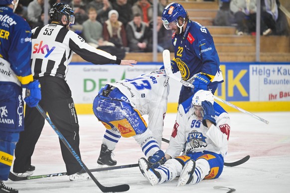 Brendan Lemieux (HCD), Mitte, knoepft sich Jan Kovar (EVZ), links, und Colin Lindemann (EVZ) vor, im Eishockey Spiel der National League zwischen dem HC Davos (HCD) und dem EV Zug (EVZ), am Dienstag,  ...