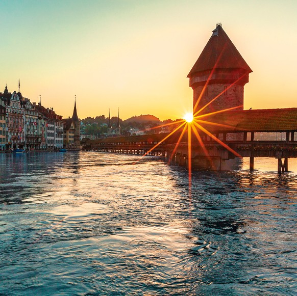 HANDOUT - BILDPAKET ZU 150 JAHRE POSTKARTE AM DIENSTAG, 30. JULI 2019 -- Die Stadt Luzern mit der Kappellbruecke und dem Wasserturm,eines der beliebtesten Schweizer Sujets im Sortiment des Postkartenv ...