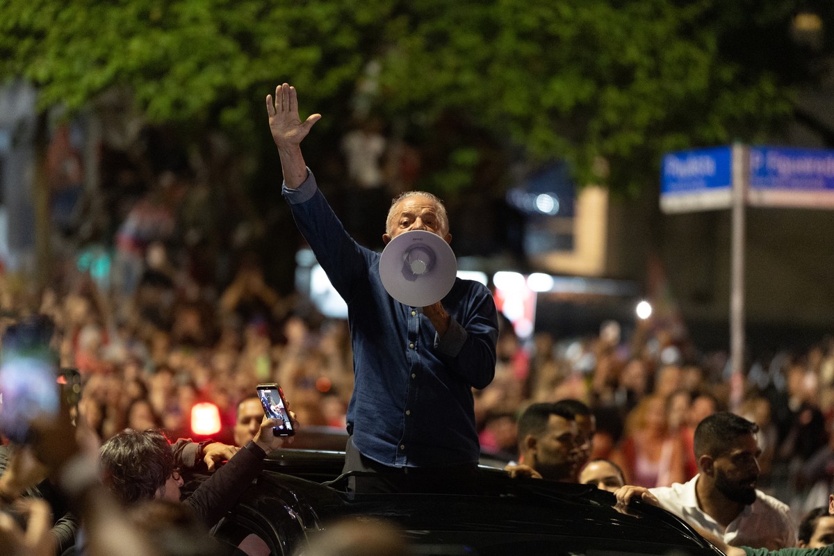 epa13332181 Brazilian President Luiz Inacio Lula da Silva, who won the runoff election with 51.79 percent of the vote, compared to 48.21 percent for far-right Senator Flavio Bolsonaro, speaks to suppo ...