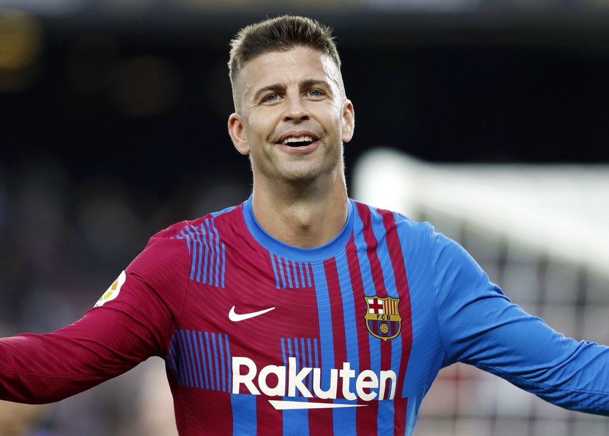 epa09415727 FC Barcelona's Gerard Pique celebrates scoring the 1-0 during a Spanish LaLiga soccer match between FC Barcelona and Real Sociedad at Camp Nou in Barcelona, Spain, 15 August 2021. EPA ...