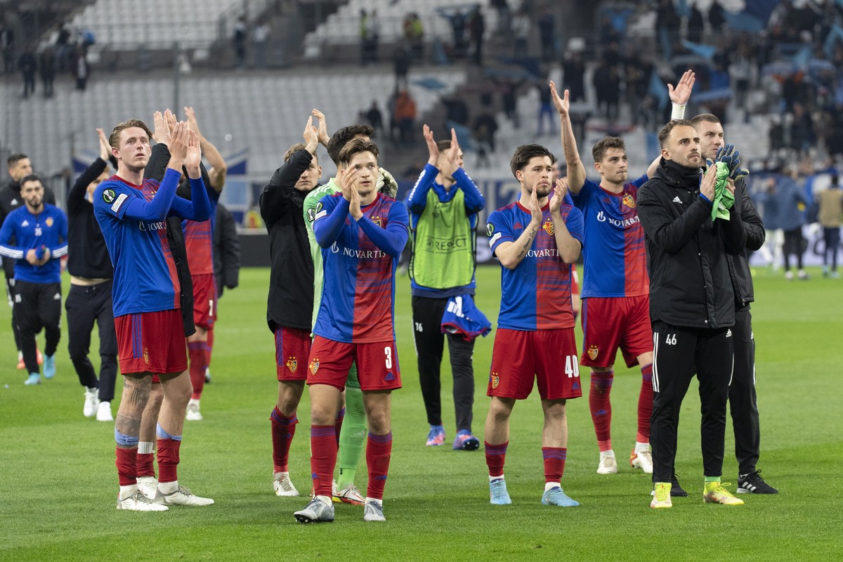 epa09816213 Basel's players react after the UEFA Conference League round of 16 soccer match between Olympique Marseille and FC Basel 1893 at the Stade Velodrome in Marseille, France, 10 March 202 ...