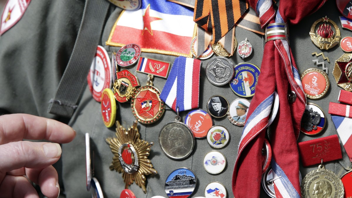 epaselect epa09226451 A supporter of Josip Broz Tito shows commemoration pins on the day marking the 129th anniversary of Tito's birth also known as Youth day, in Belgrade, Serbia, 25 May 2021. M ...