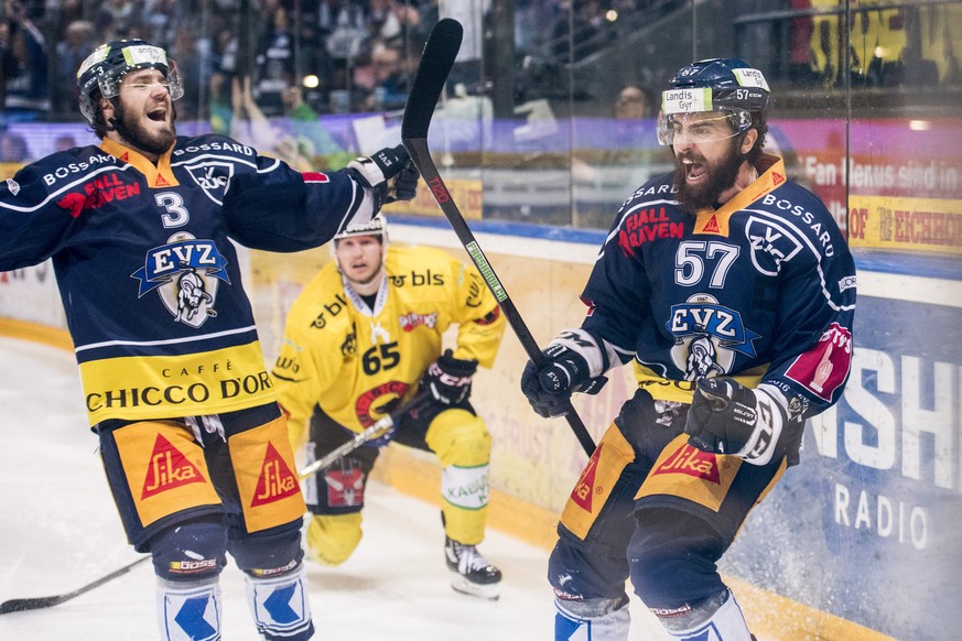 Zugs Fabian Schnyder, rechts, jubelt nach seinem 3:2 Tor im vierten Eishockey Playoff-Finalspiel der National League A zwischen dem EV Zug und dem SC Bern, am Donnerstag, 13. April 2017, in der Bossar ...