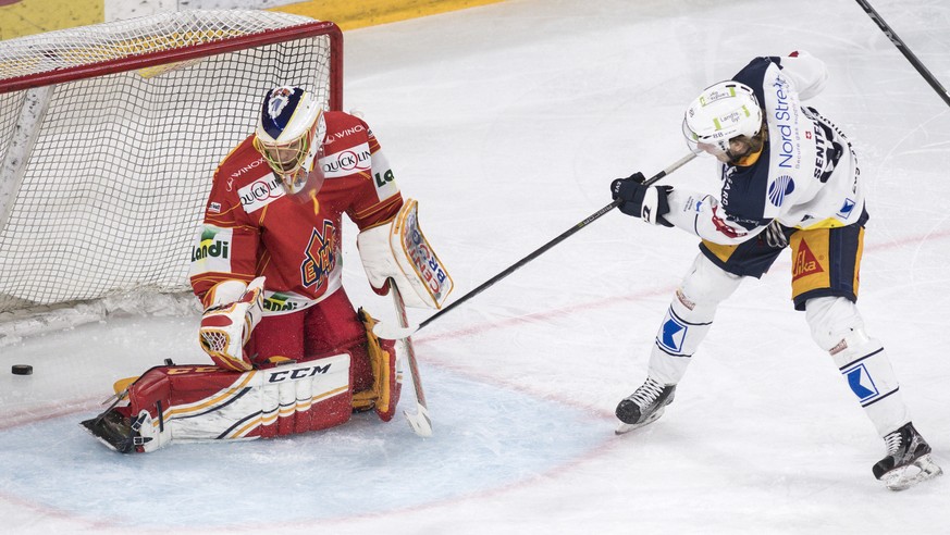 Biels Goalie Jonas Hiller, links, ist gegen mit Zugs Sven Senteler zum 0:1 geschlagen im Eishockey Meisterschaftsspiel der National League zwischen dem EHC Biel und dem EV Zug, am Samstag, 24. Novembe ...