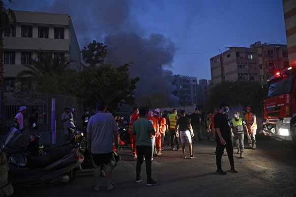 epaselect epa11628912 Smoke rises following an Israel strike in Danieh, Beirut, Lebanon, 27 September 2024. The Israeli military (IDF) announced in a statement that they have &quot;carried out a preci ...