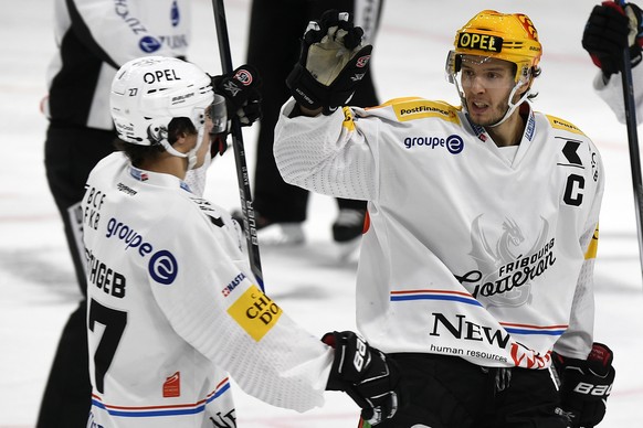 Fribourgs Yannick Rathgeb, links, und Julien Sprunger, rechts, jubeln nach dem 1-2, beim Eishockeyspiel der National League A zwischen den ZSC Lions und dem HC Fribourg-Gotteron, am Sonntag, 20. Novem ...