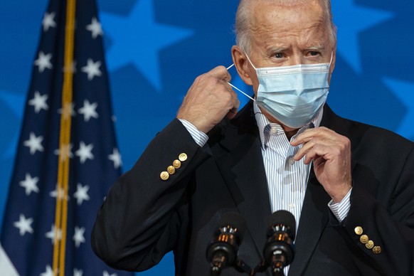 Democratic presidential candidate former Vice President Joe Biden removes his face mask to speak at The Queen theater, Thursday, Nov. 5, 2020, in Wilmington, Del. (AP Photo/Carolyn Kaster)
Joe Biden