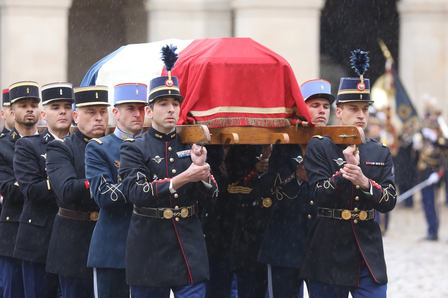 epa06633977 Republican Guards, Gemdarmes and Cadets from the joint-army military school (Ecole Militaire Interarmes, EMIA) carry the coffin of Lieutenant-Colonel Arnaud Beltrame during a national cere ...