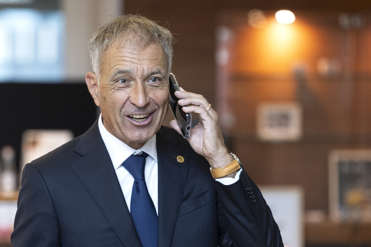 Nationalrat Remy Wyssmann, SVP-SO, spricht am Handy und gibt an einer Medienkonferenz seine Bundesratskandidatur bekannt, am Mittwoch, 21. Oktober 2026 in Solothurn. Die Vereinigte Bundesversammlung w ...