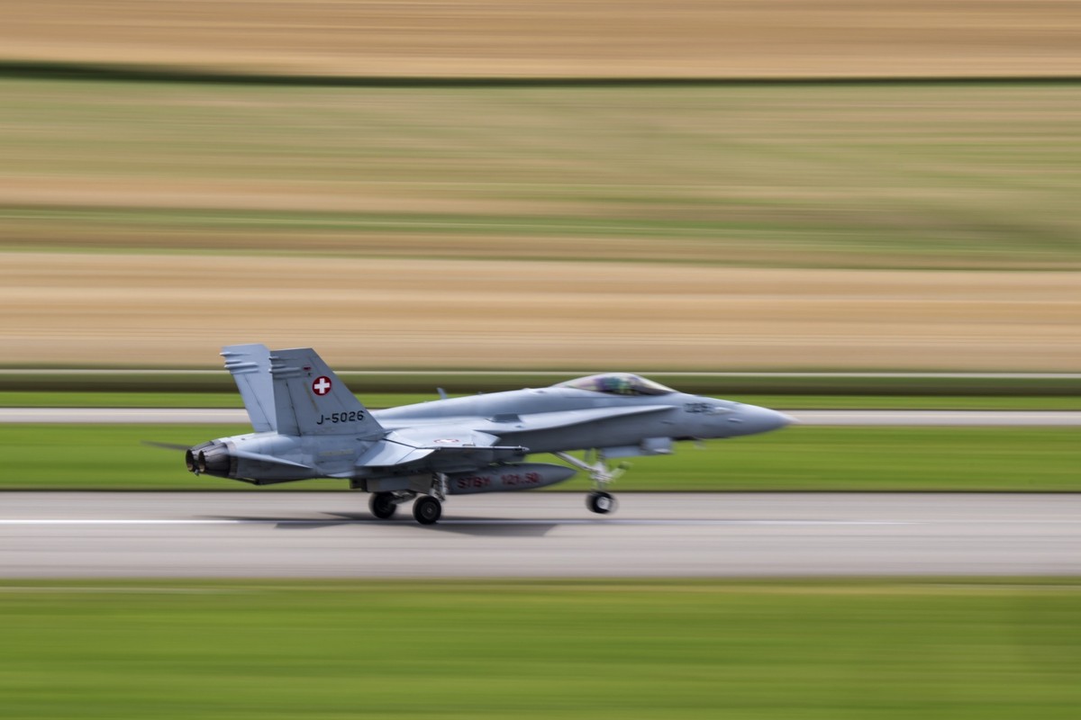 Un avion F/A-18 se prepare a decoller de la piste lors d'une conference de presse de Skyguide sur la securite dans l'espace aerien suisse le mercredi 23 juillet 2025 au Swiss Aeropole de Pay ...