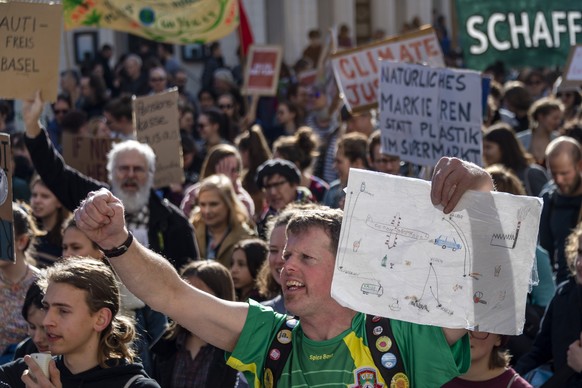 Teilnehmer fordern ein klimaneutrales Basel an der Demonstration Ein Jahr Klimanotstand in Basel, am Sonntag, 16. Februar 2020. (KEYSTONE/Georgios Kefalas)