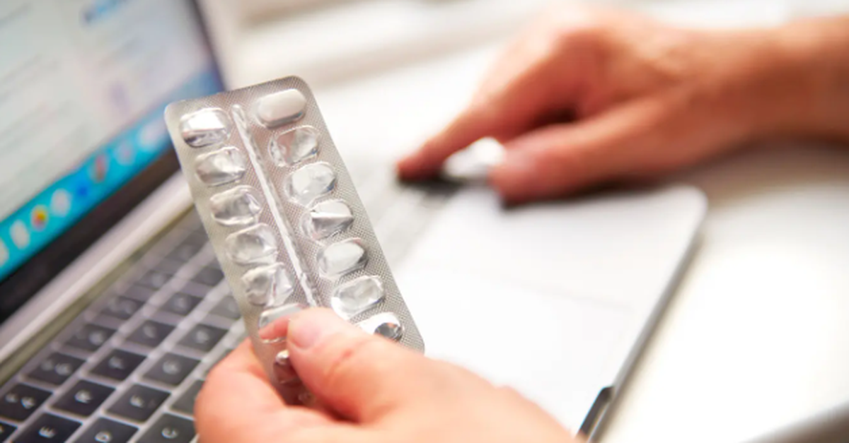 Überdosiert und zusätzliche Wirkstoffe: Die Gefahr von online bestellten Arzneimitteln