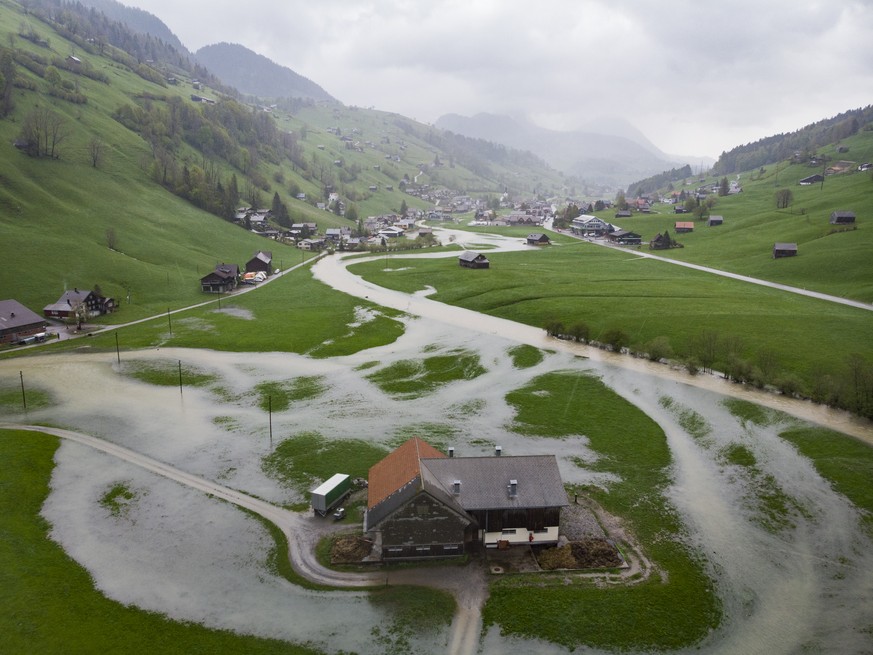 Die Thur fuehrt Hochwasser und ist stellenweise ueber die Ufer getreten, aufgenommen am Dienstag, 21. Mai 2019, in Alt St. Johann. In der Ostschweiz fallen derzeit starke Niederschlaege. (KEYSTONE/Gia ...