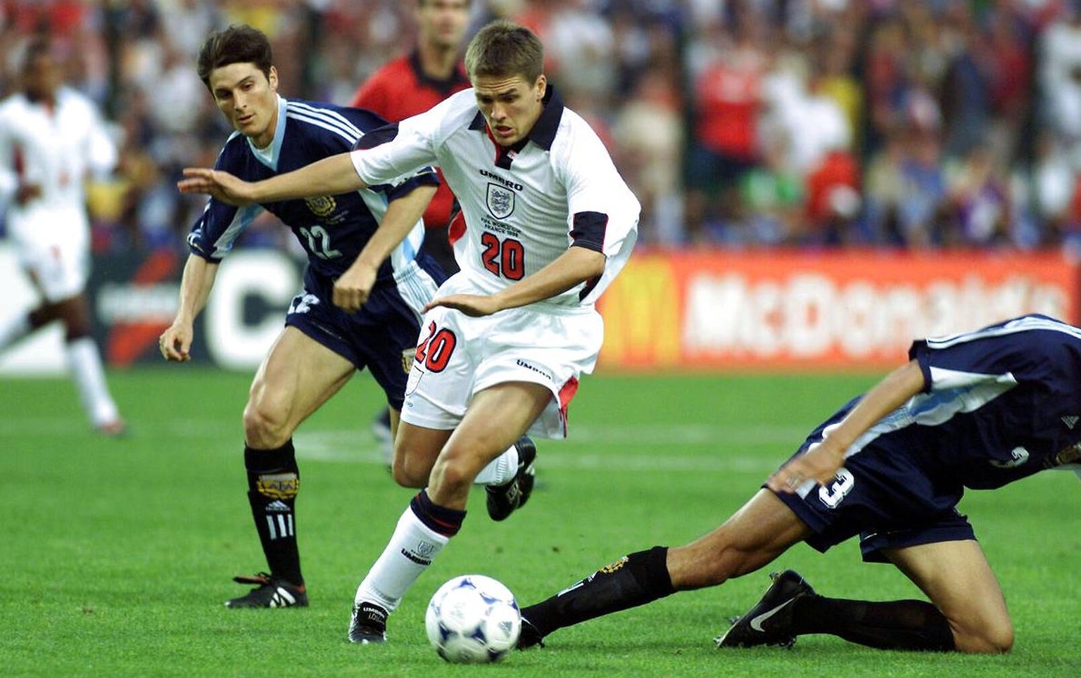 Michael Owen auf dem Weg zu seinem Wundertor gegen Argentinien.