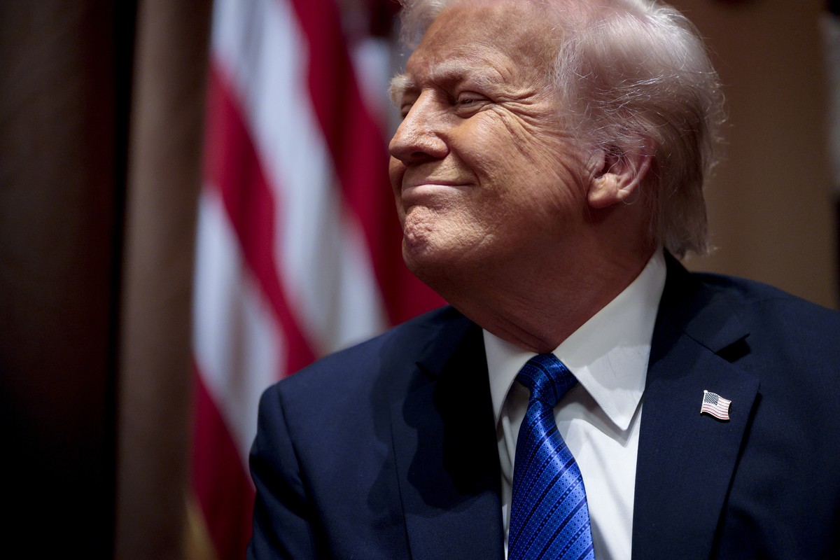 epaselect epa11988255 US President Donald Trump responds to questions from the news media during a meeting with ambassador nominees in the Cabinet Room of the White House in Washington, DC, USA, 25 Ma ...