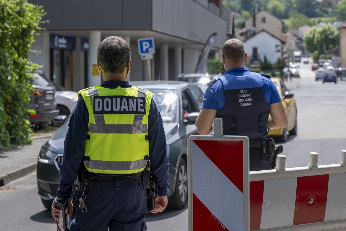 Des douaniers suisse et francais controlent un vehicule lors d'une operation commune entre les brigades de surveillance interieure (BSI) et exterieure (BSE).des directions regionales d'Annec ...