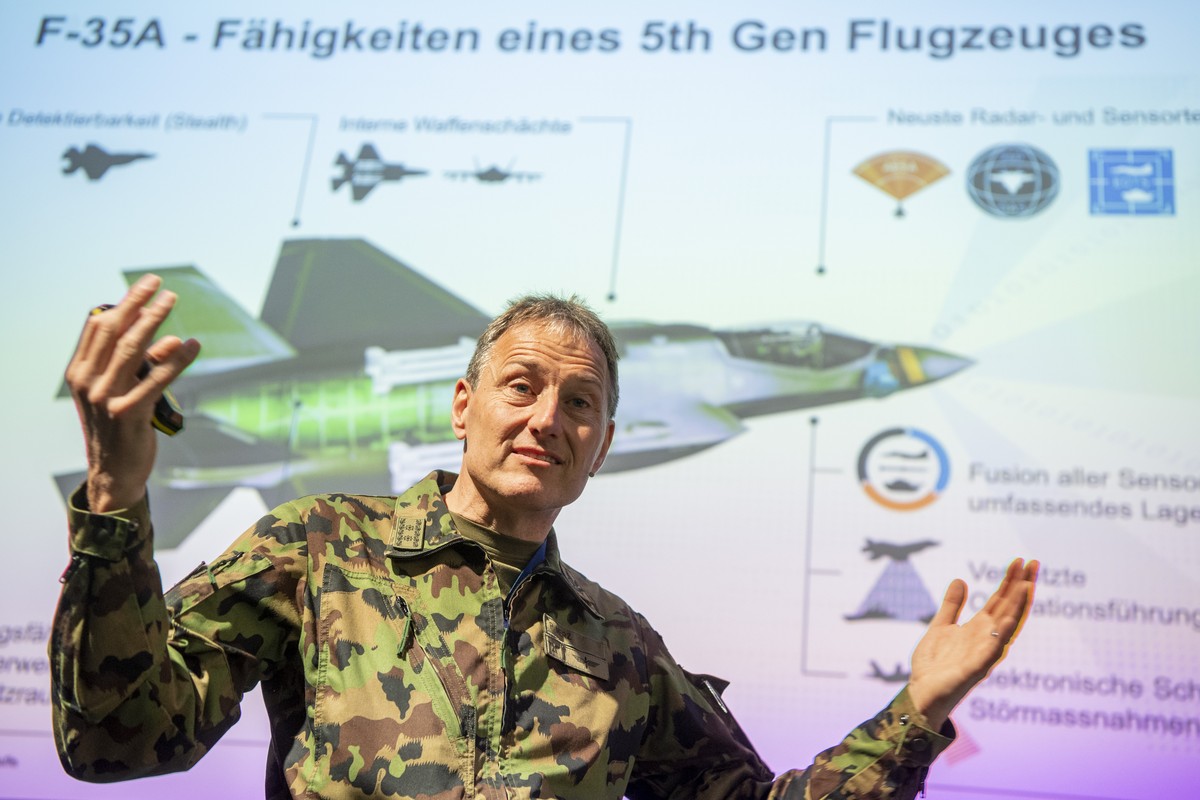 Der Kommandant Schweizer Luftwaffe, Peter Merz anlaesslich des Medienanlasses "Armeebotschaft 2022" der Schweizer Luftwaffe zum Kampfflugzeug F-35A und zu anderen Luftabwehrsystemen am Donne ...