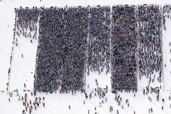 ARCHIV - ZUR ABSAGE DES ENGADINER SKIMARATHONS WEGEN DES CORONAVIRUS STELLEN WIR IHNEN FOLGENDES BILDMATERIAL ZUR VERFUEGUNG - Thousands of sportsmen and -women are on their way from Maloya to S-Chanf ...