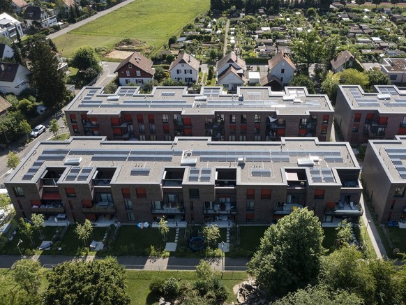 Photovoltaik-Anlagen auf den Daechern der Wohnhaeusern des Areal Stockacker, fotografiert am Freitag, 8. Juli 2022 in Reinach. Das Energieunternehmen Energie 360° plante und unterhaelt das Areal Stock ...