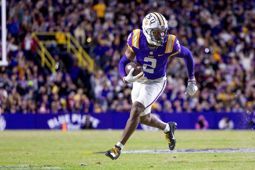 NCAA, College League, USA Football: Oklahoma at Louisiana State Nov 30, 2024 Baton Rouge, Louisiana, USA LSU Tigers wide receiver Kyren Lacy 2 runs after a catch against the Oklahoma Sooners during th ...