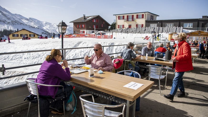 Die Terrasse des Berg Restaurant Klewen Stube im Skigebiet Klewenalp oberhalb von Beckenried im Kanton Nidwalden, am Freitag, 26. Februar 2021. Die sechs Kantone, die bislang trotz anderslautender Bes ...