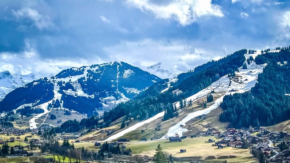Gstaad, Kanton Bern, Schweiz - Schneemangel, Wintersport, kein Schnee, warme Temperaturen, milder Winter, Schneekanonen, Klima, Nobelort, Schneesicher, Skifahren, Klimakrise, Erw
