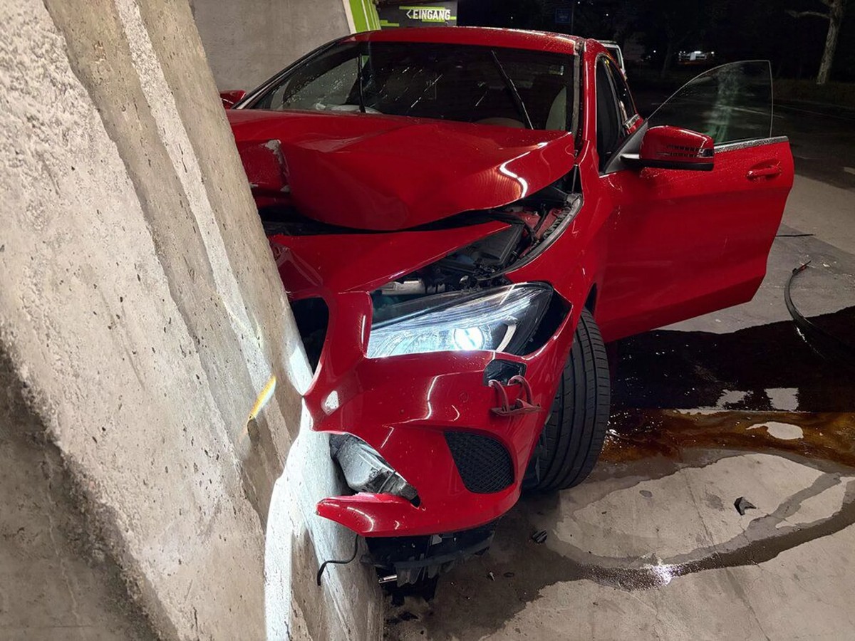 Un jeune conducteur percute un pilier avec une voiture de sport