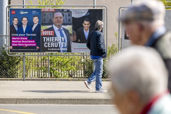Les affiches &quot;Unis Pour Vernier&quot; avec Martin Staub (PS), Mathias Buschbeck (Les Verts) et Gian-Reto Agramunt (PLR), du MCG avec Thierry Cerutti, et de &quot;Libertes et justice sociale&quot; ...