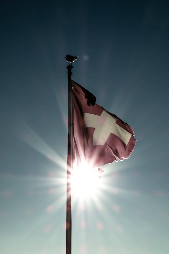 Schweizer Flagge mit Sonnenstrahl *** Swiss Flag with Sunbeam Copyright: imageBROKER/MatsxSilvan ibxkdx09373839.jpg Bitte beachten Sie die gesetzlichen Bestimmungen des deutschen Urheberrechtes hinsic ...