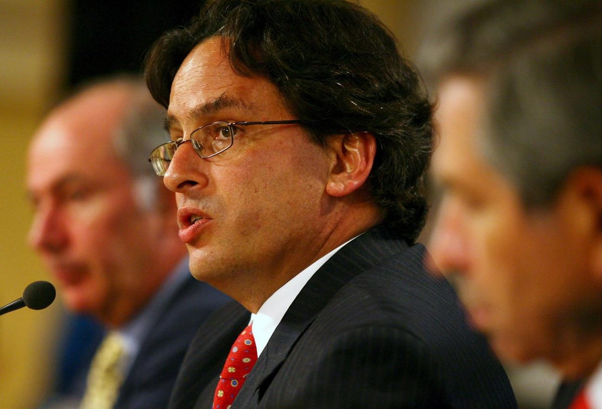 Colombian Finance Minister Alberto Carrasquilla (C) flanked by World Bank President Paul Wolfowitz (R) and International monetary Fund (IMF) managing Director Rodrigo de Rato speaks to reporters durin ...