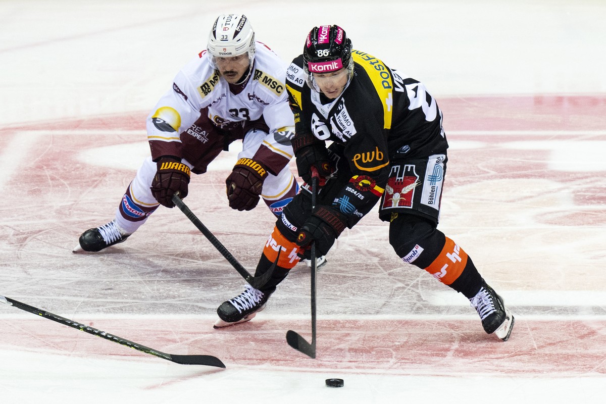 Joel Vermin (SCB), rechts, kaempft um den Puck mit Alessio Bertaggia (GSHC) im Spiel der Eishockey National League zwischen SC Bern, SCB, und Geneve-Servette HC, GSHC, vom Samstag, 12. Oktober 2024 in ...